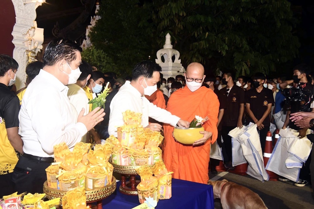 พุทธศาสนิกชนเชียงราย ร่วมสืบทอดประเพณีตักบาตร "วันเป็งปุ๊ด" เนืองแน่น