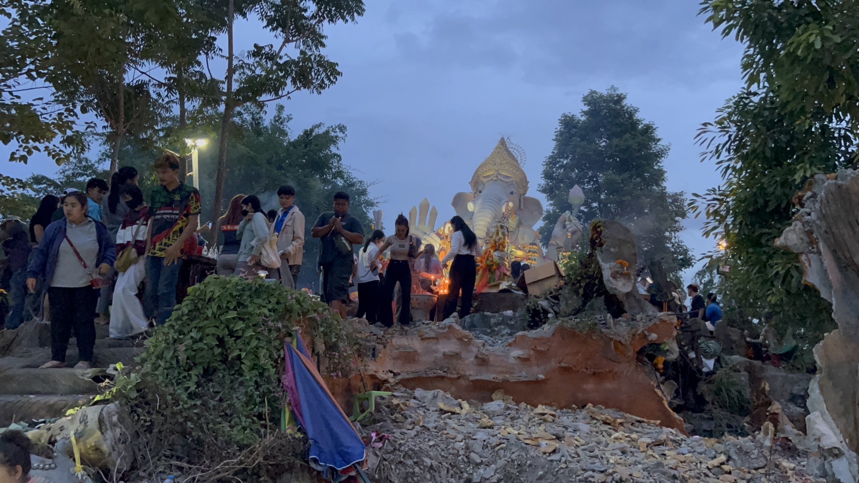 คอหวย แห่จุดธูปขอเลข องค์พระพิฆเนศ หวังรวย