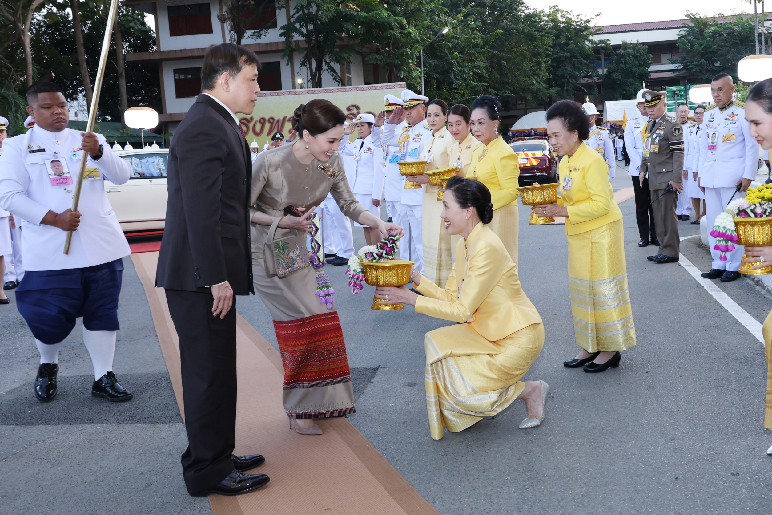 ในหลวง-พระราชินีเสด็จฯวัดพระสิงห์ -ประตูช้างเผือก เป็นครั้งแรกในรัชกาล ชาวเชียงใหม่ปลื้มปิติเป็นล้นพ้น