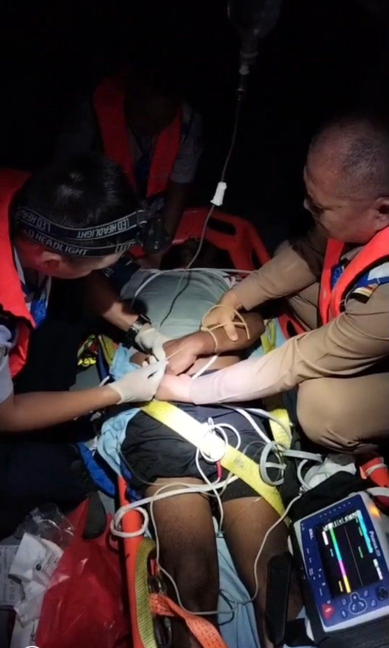 ศรชล.ภาค 1 ส่งเรือ ต.266 รับลูกเรือสินค้าชาวอินเดีย มีอาการสโตคและอัมพาตทั้งตัว กลางทะเลเข้ารักษาบนฝั่ง
