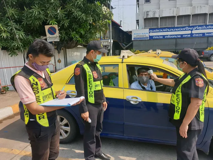 ขนส่งพิษณุโลก คุมเข้มตรวจวัดอุณหภูมิผู้ขับรถสาธารณะ ป้องกันโควิด-19