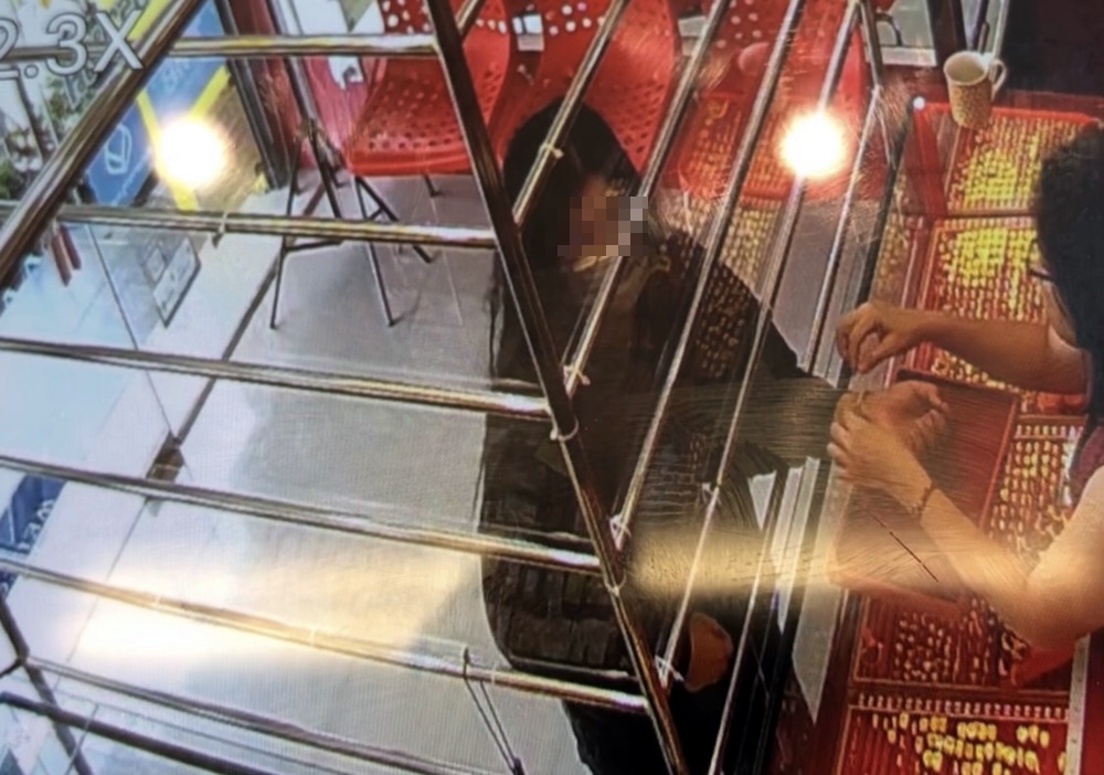 โจรสาวตีเนียน! ทำทีซื้อทองอ้างฉลองโบนัสออก เจ้าของร้านเผลอฉกทองหลบหนี