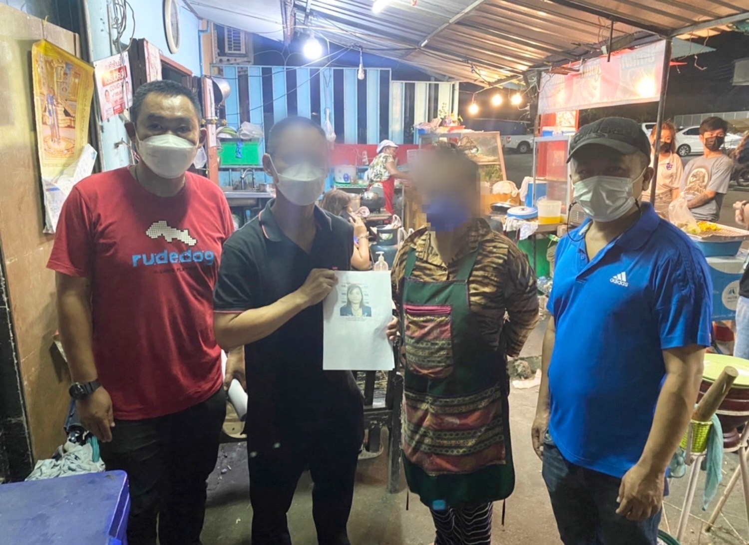ปคม. จับนายหน้าหญิงค้ามนุษย์ หนีหมายจับ มาแอบพรางตัวมาขายส้มตำ หน้าซอยประชาอุทิศ ทุ่งครุ หลงคิดว่า ตำรวจจะจำไม่ได้ 