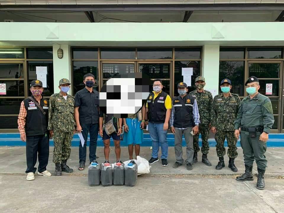 ตากจับเหล้าเถื่อน 40 ลิตร คาชายแดนริมเมย 