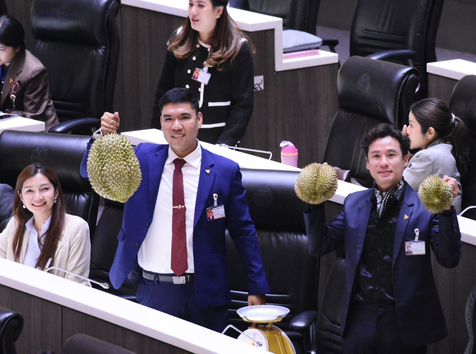สภาเดือด! “พรรคประชาชน” หิ้วทุเรียน-ตาชั่งแฉ "วงจรศูนย์เหรียญ" ล้งจีนกินรวบเบ็ดเสร็จ-อัด รมว.พาณิชย์ ทำคอนเทนต์ทำลายราคา