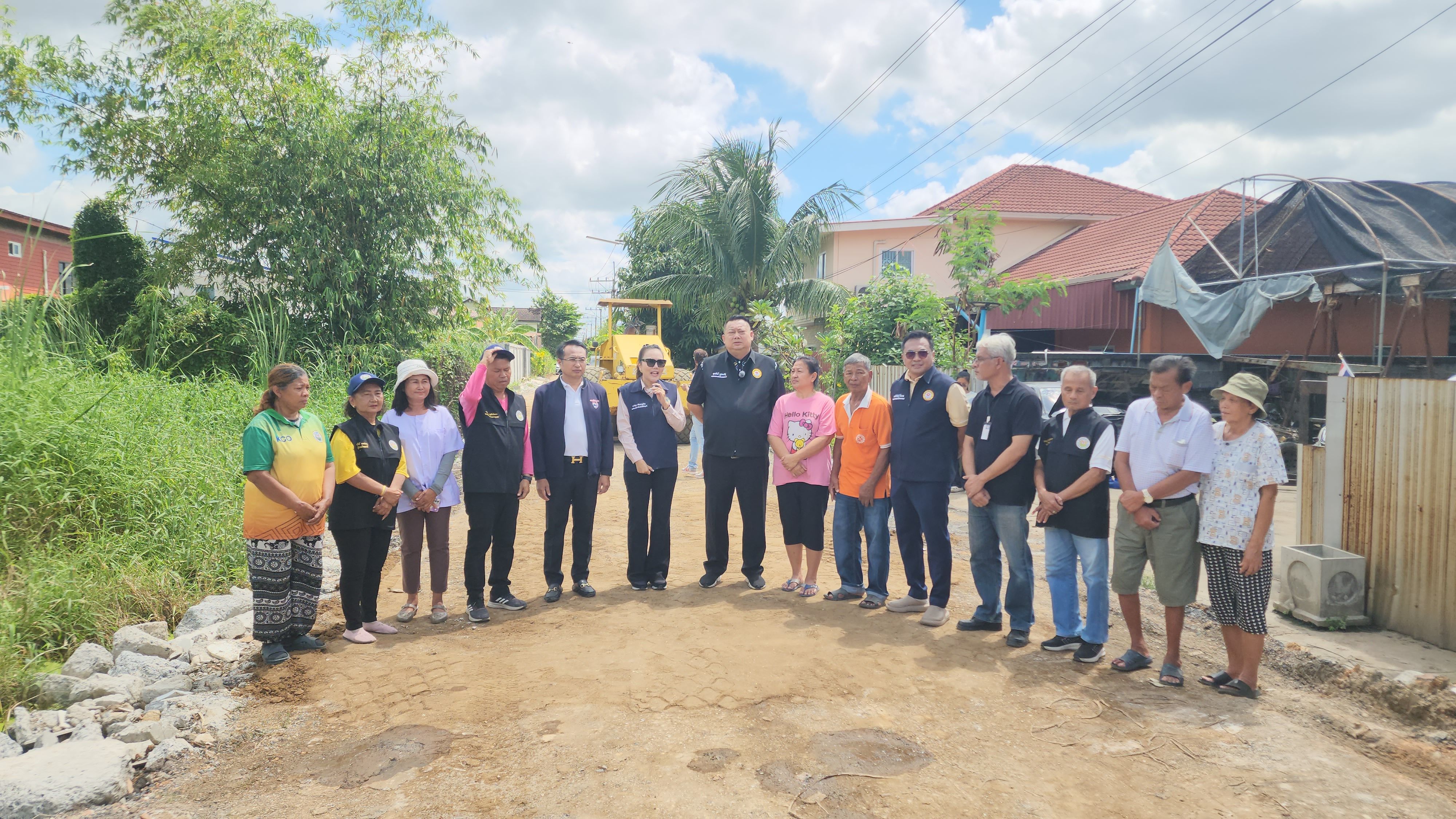 “จ่ายุทธ” นายกคลองหลวง จับมือ “สจ.ลูกโป่ง” ลุยแก้ถนนบงกช 16 พัง-น้ำท่วมขัง ชาวบ้านดีใจหลังเดือดร้อนนานกว่า 40 ปี