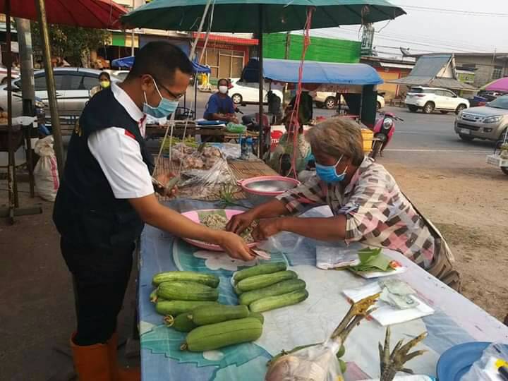 'อำเภอไทยเจริญ' เข้มตรวจวัดไข้แม่ค้าพ่อค้าที่ตลาดสดเทศบาลตำบลคำเตย ป้องกันเชื้อโควิด-19