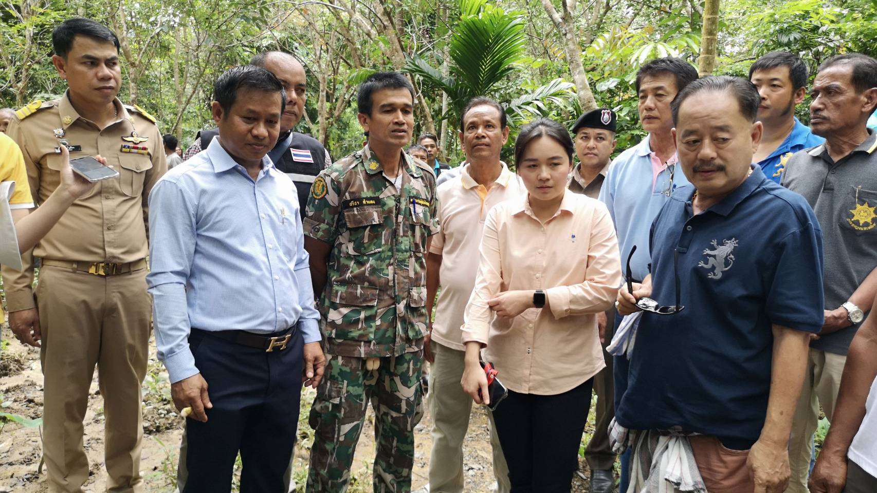 สส.ตรัง พร้อมหน่วยงานที่เกี่ยวข้องลงพื้นที่บ้านลิพัง เร่งซ่อมสะพานข้ามคลอง