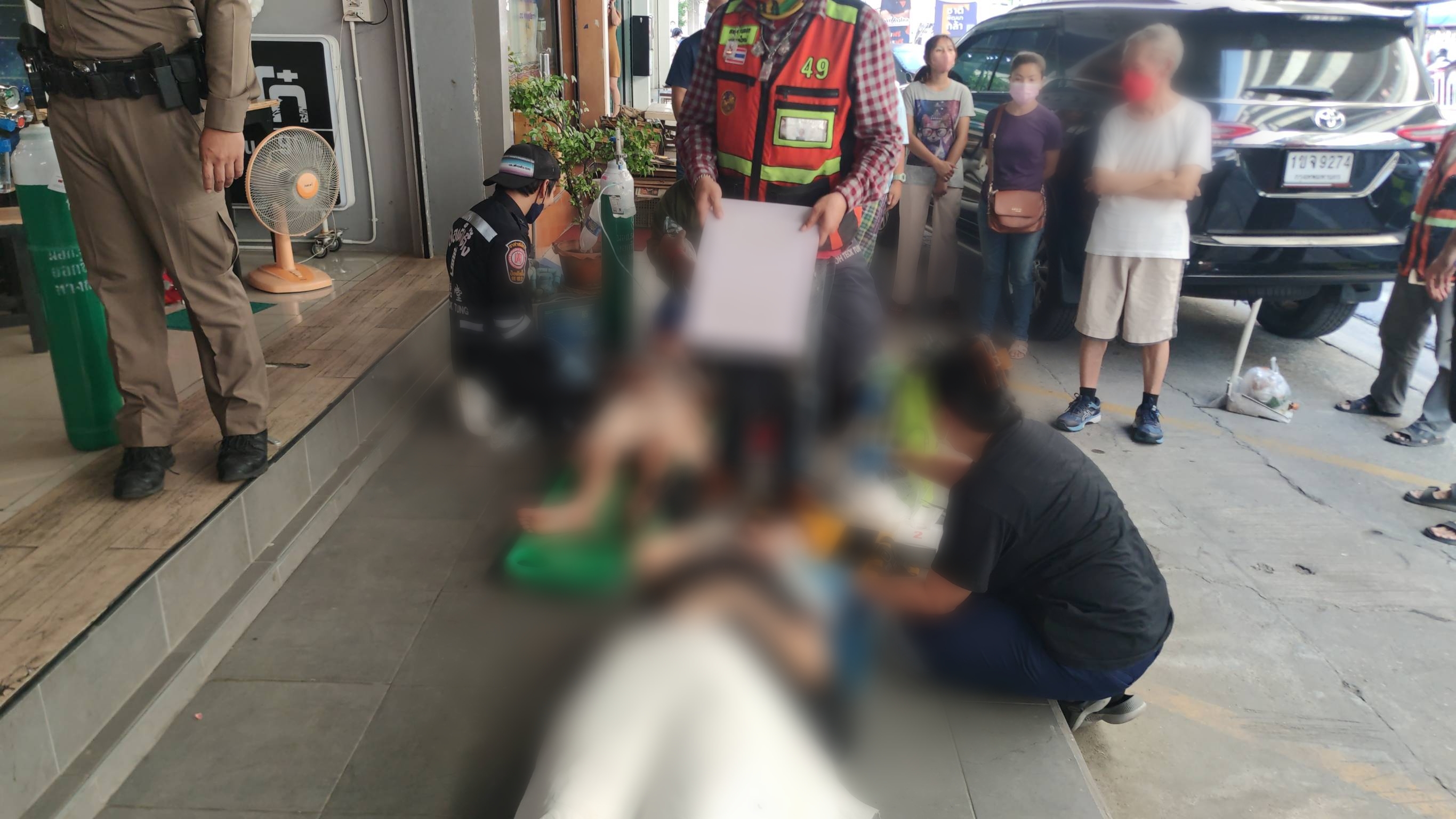 2 ลูกจ้างสาวลาว หวิดดับหลังแก๊สรั่วหมดสติคาร้านบะหมี่ ตำรวจเร่งหาสาเหตุ