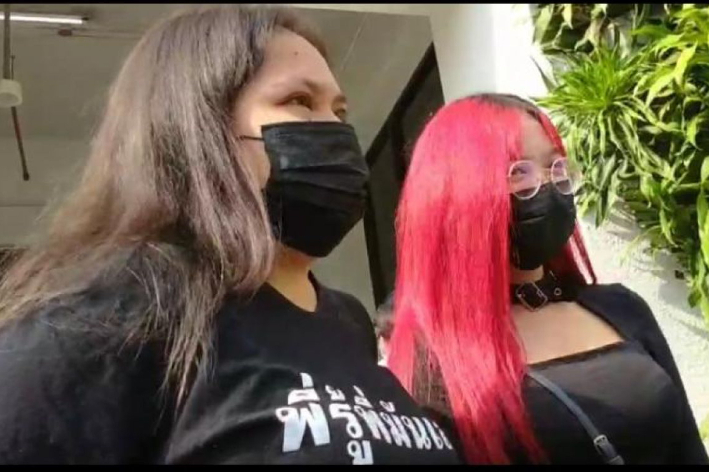 “ศูนย์ทนายความเพื่อสิทธิมนุษยชน” อ้าง “จนท.” ใช้ไม้บรรทัดตีแขน “บุ้ง -ใบปอ”อาการทรุด! อดอาหาร 40 วัน