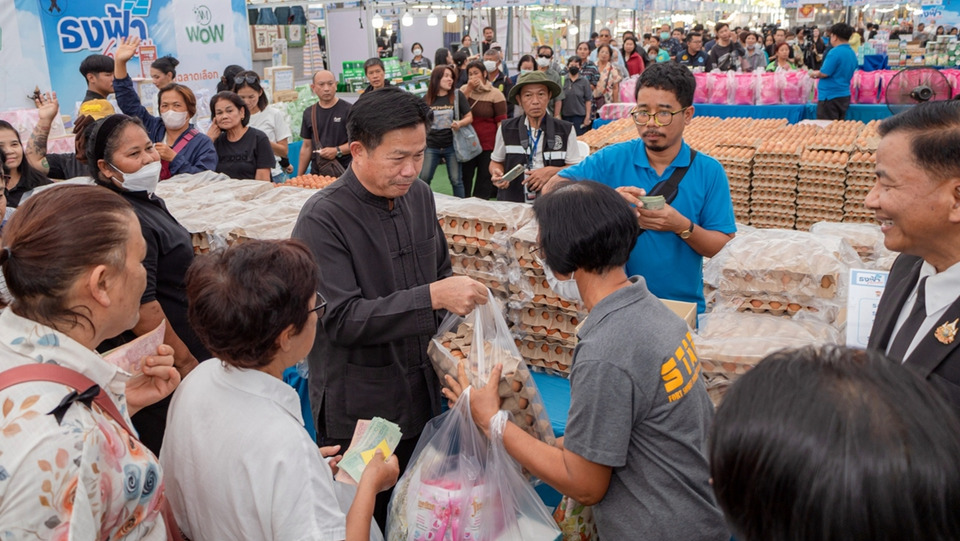 พิษณุโลกเปิดมหกรรมธงฟ้า เยียวยา–กระตุ้นเศรษฐกิจชายแดน พาณิชย์ยกทัพสินค้าลดสูงสุด 60% ช่วยลดค่าครองชีพ