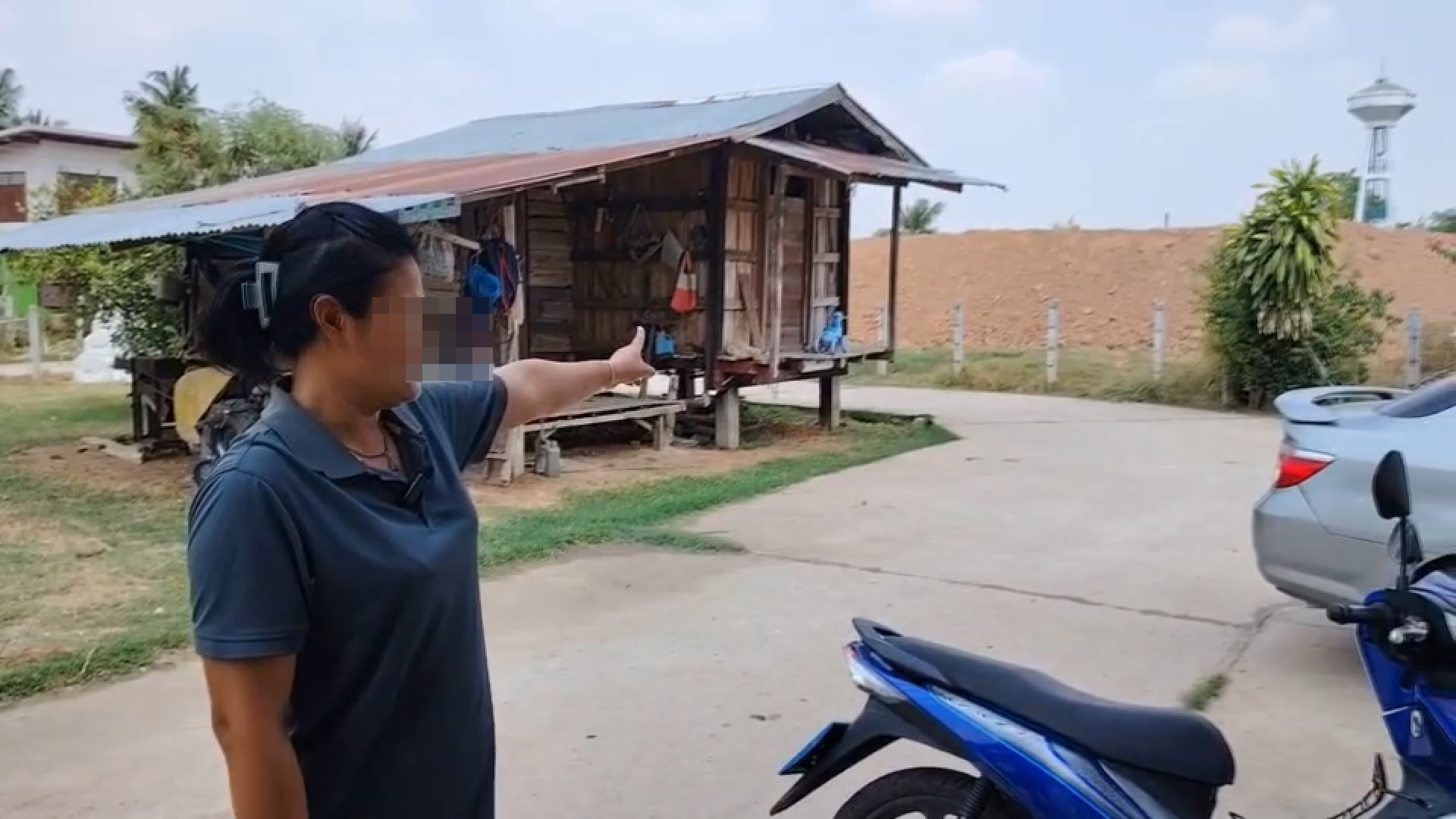 ชาวบ้านไปรเวงร้องสื่อเหตุเอกชนนำดินมากองรอขายทำฝุ่นกระจายเข้าบ้านใช้ชีวิตประจำวันแสนทรมาน