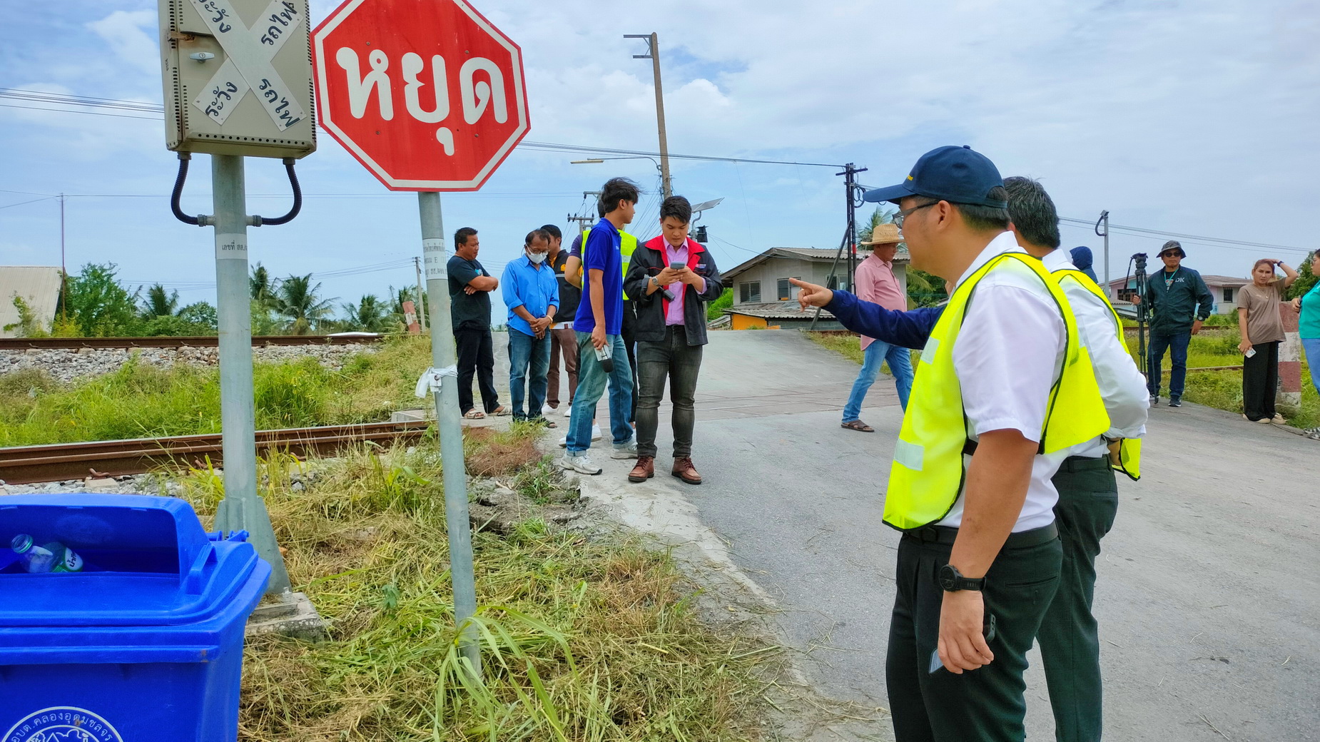 สะเทือนขวัญรถไฟพุ่งชนกระบะพบสัญญาณไฟเตือนข้ามรางขัดข้อง 
