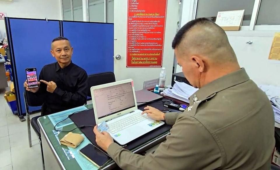 ตำรวจขอนแก่นยังไม่เรียก “ชายเสื้อม่วง” รอพิจารณาเข้าข่าย ม.112 หรือไม่