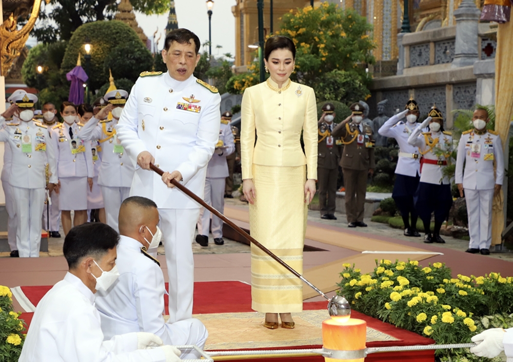 “ในหลวง-พระราชินี” ทรงบำเพ็ญพระราชกุศลมาฆบูชา พร้อมทรงเททองหล่อยอดฉัตร อุโบสถเจดีย์มหาจักรีวชิรมงคล วัดป่าธรรมคีรี