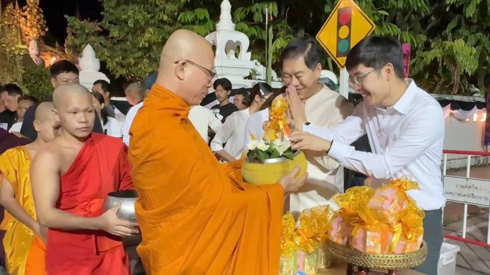 ชาวเชียงรายแห่ตักบาตร “เป็งปุ๊ด” เที่ยงคืน อัญเชิญพระอุปคุตแห่ราชรถบุษบก เสริมมงคลชีวิต
