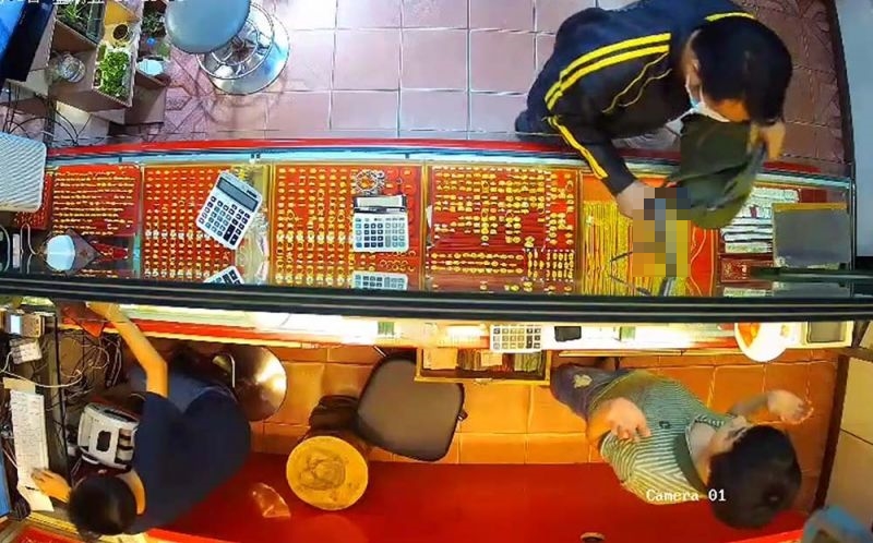 คนร้ายปล้นทองร้าน“ห้างทองดีเยาวราช” ใน อ.ปลวกแดง ได้ไป 7 เส้น 14 บาท