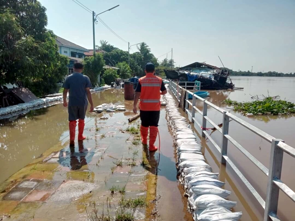 แจ้งเตือนประชาชนตำบลนรสิงห์ อาศัยเขตลุ่มต่ำ เตรียมรับสถานการณ์น้ำเอ่อท่วมพื้นที่