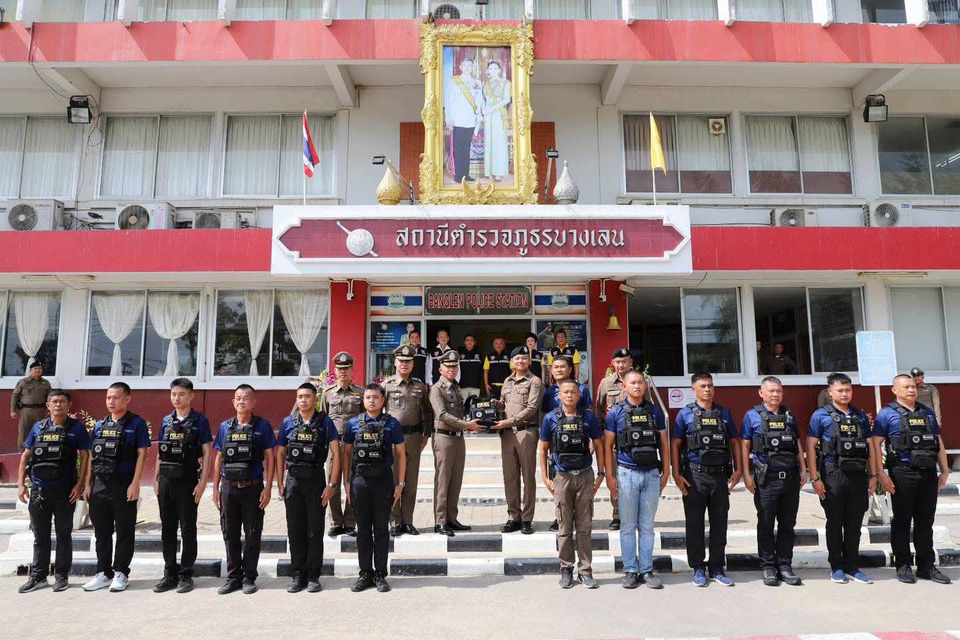 "บิ๊กอ้อ" มอบเสื้อเกราะ 13 ตัว เสริมเขี้ยวเล็บชุดสืบสวน  สภ.บางเลน