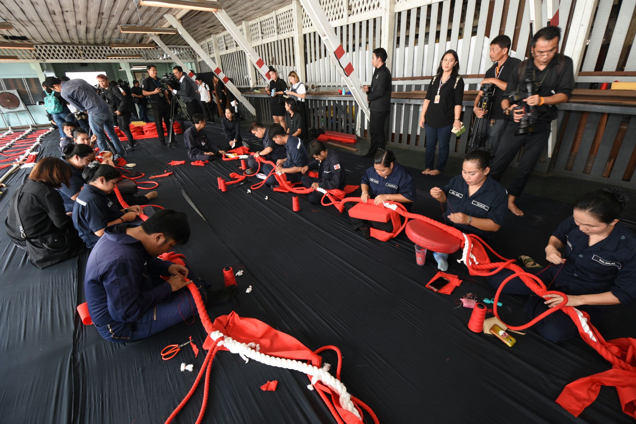 กรมศิลปากร เยี่ยมชมการทำเชือกฉุดชักราชรถ สำหรับงานพระราชพิธีถวายพระเพลิงพระบรมศพ ร.9