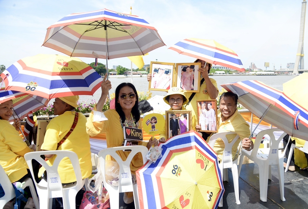  ประชาชนร่วมใจสวมเสื้อเหลืองรอเฝ้าฯ รับเสด็จ และชมขบวนพยุหยาตราทางชลมารค