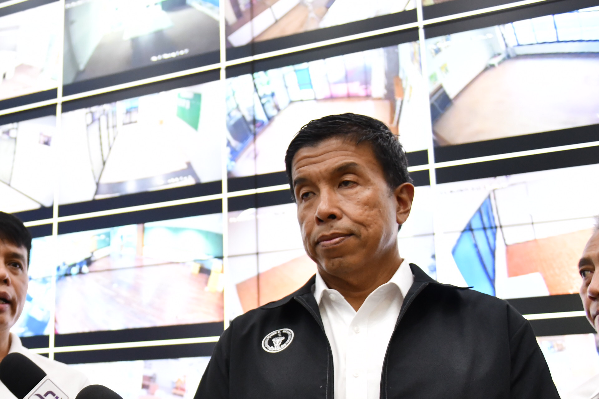 “ชัชชาติ” ตรวจความพร้อมกล้อง CCTV ห้องเก็บรักษาหีบบัตรเลือกตั้งล่วงหน้า