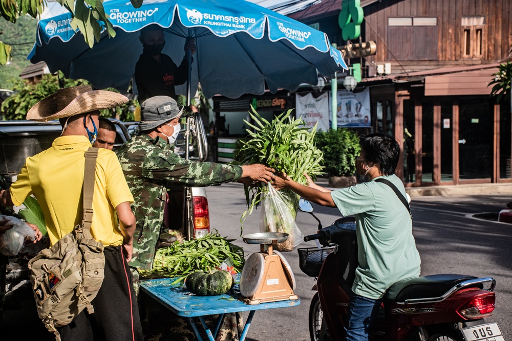 ค่ายโสณบัณฑิตย์ ร.7 พัน 5  จำหน่ายผักสดราคาถูกช่วยประชาชน