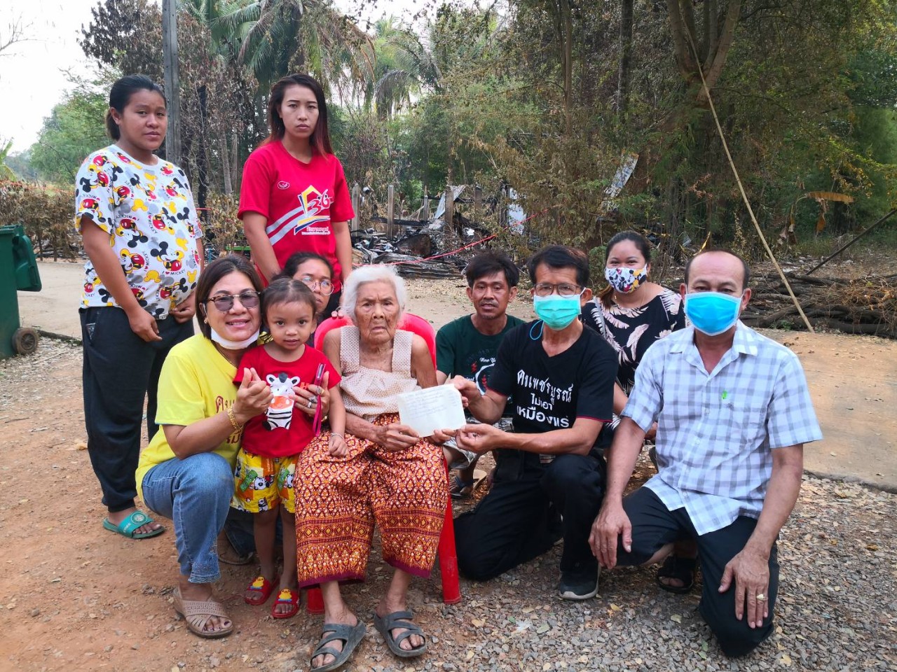 ธารน้ำใจหลั่งไหลช่วยครอบครัวยายพลู อายุ 82 ปี  หลังบ้านถูกไฟไหม้วอดทั้งหลัง  ชาวบ้านร่วมแรงร่วมใจก่อสร้างบ้านหลังใหม่