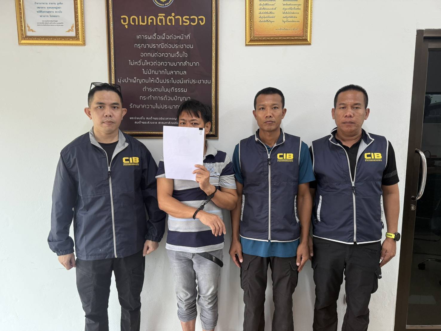 CIB รวบอดีตตำรวจนครบาล ผันตัวเป็นนายทุน ส่งรถผิดกฎหมายขายข้ามชาติ