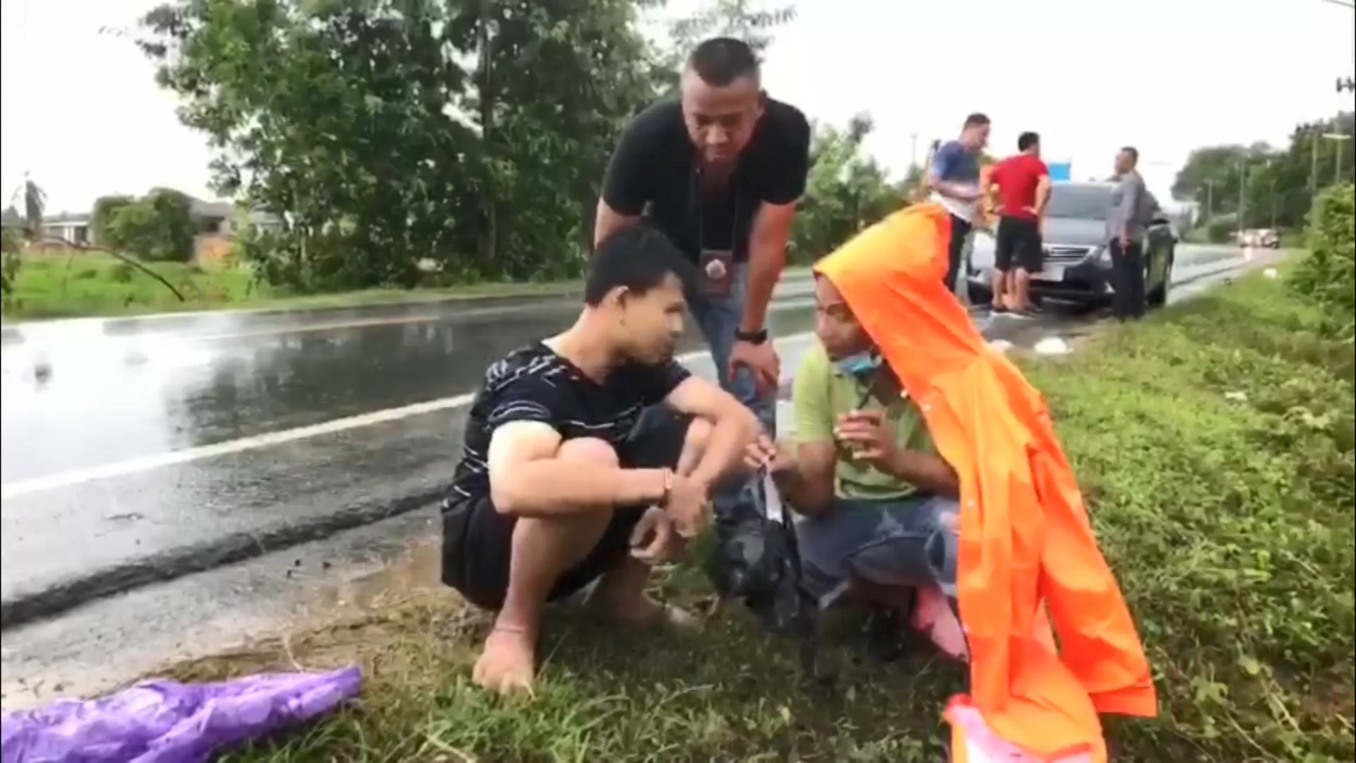 ตร.หาดใหญ่ วางแผนล่อซื้อไอซ์ท่ามกลางสายฝน วิ่งตะกรุบกันในทุ่งนาร้าง 