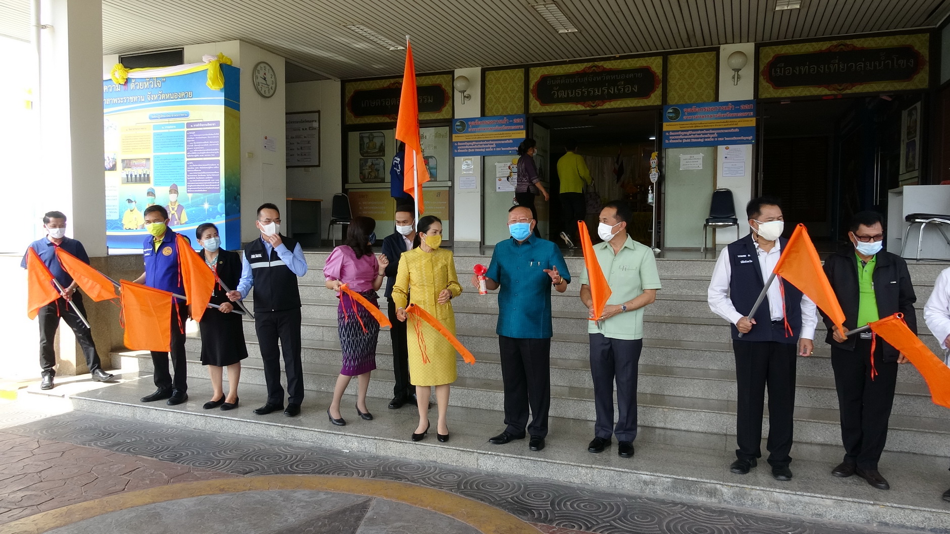 ผู้ว่าฯหนองคาย ปล่อยขบวนรถยนต์ลำเลียงปลานิลไปจำหน่ายช่วยเหลือเกษตรกร