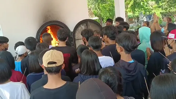เผาแล้ว 3 ศพ เหยื่อเยาวชนโหด ถีบ จยย.ชนเสาไฟดับ เผาถึง 5 ครั้ง จึงไหม้ เชื่อผู้ตายยังไม่หมดห่วง