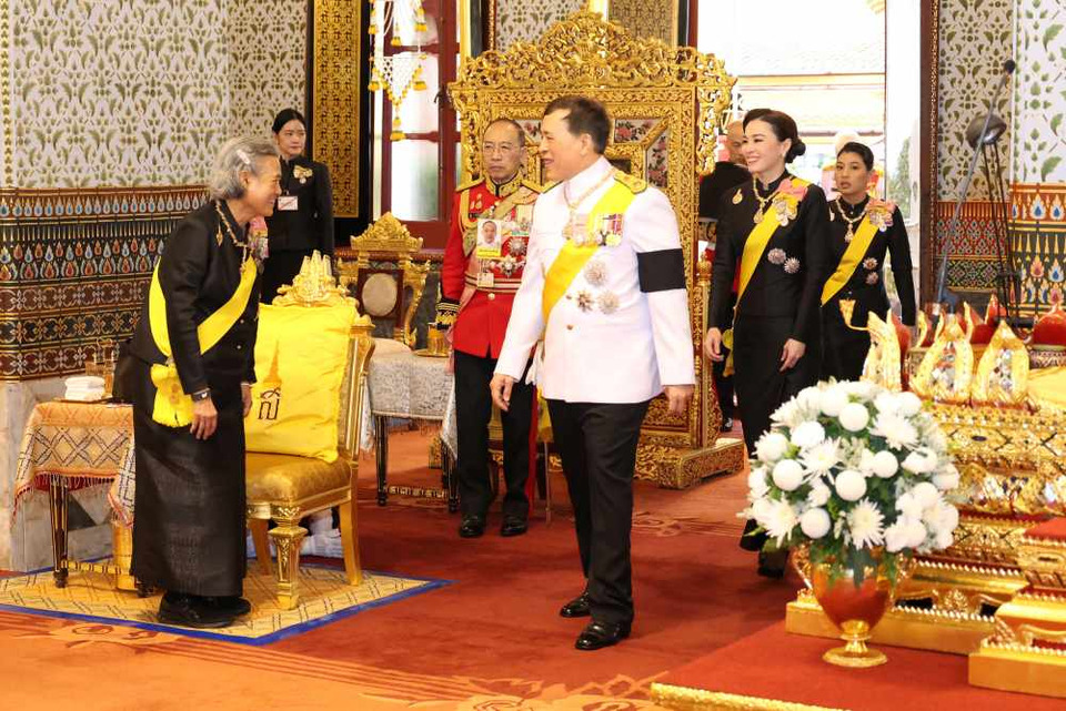 "ในหลวง-พระราชินี" ทรงบำเพ็ญพระราชกุศลทักษิณานุปทาน พระบาทสมเด็จพระบรมชนกาธิเบศร มหาภูมิพลอดุลยเดชมหาราช บรมนาถบพิตร