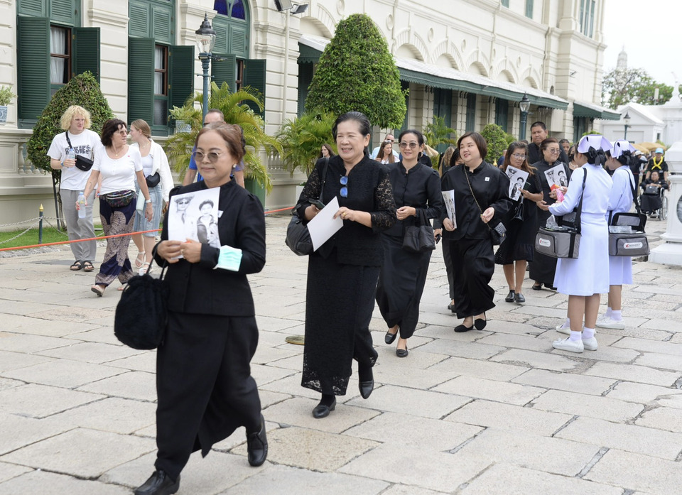 พสกนิกร 7 พันกว่าคนจากทั่วสารทิศ เข้ากราบถวายบังคมพระบรมศพ "สมเด็จพระบรมราชชนนีพันปีหลวง"