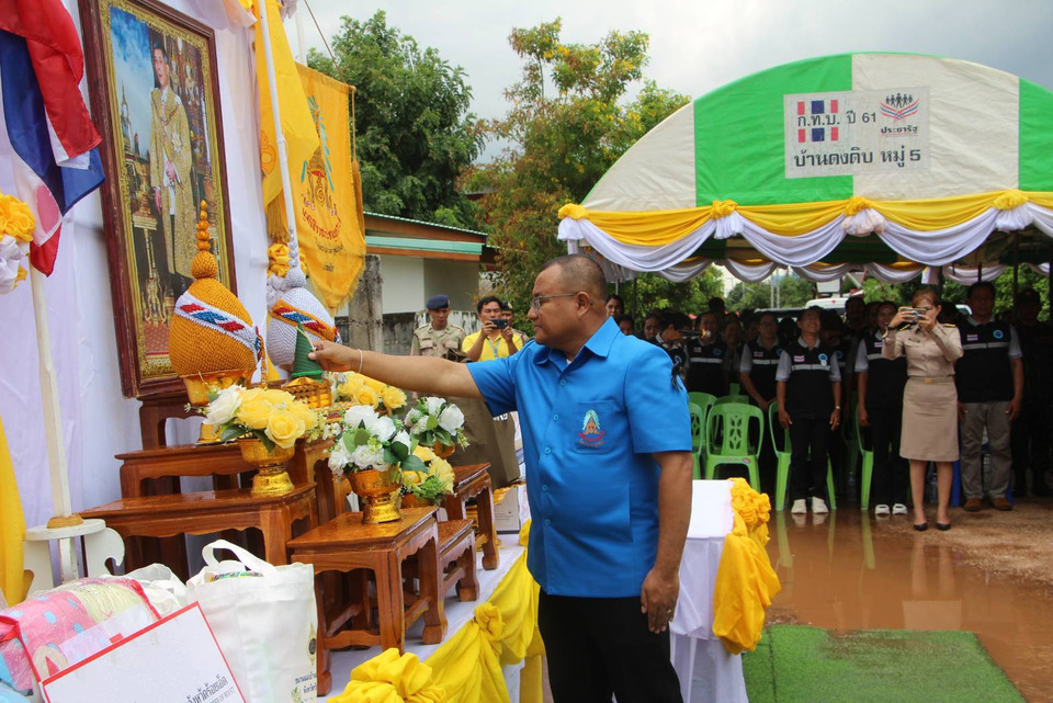 พระบารมีปกเกล้า! ผู้ว่าฯ ร้อยเอ็ด เชิญสิ่งของพระราชทาน มอบผู้ประสบอัคคีภัยโพนทอง หลังไฟไหม้วอดทั้งหลัง
