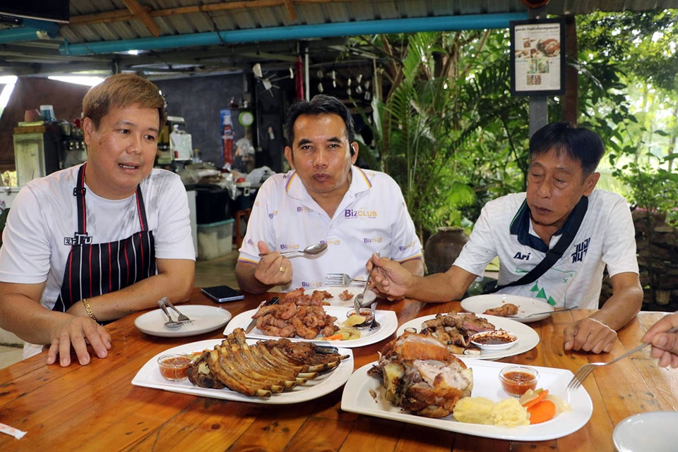 ขาหมูเยอรมันรสเด็ด! อดีตเชฟเปิดร้าน “ข้าวปั้นขาหมูเยอรมัน” โพธาราม ส่งทั่วไทย–เคยเสิร์ฟต้อนรับอดีตนายกฯ