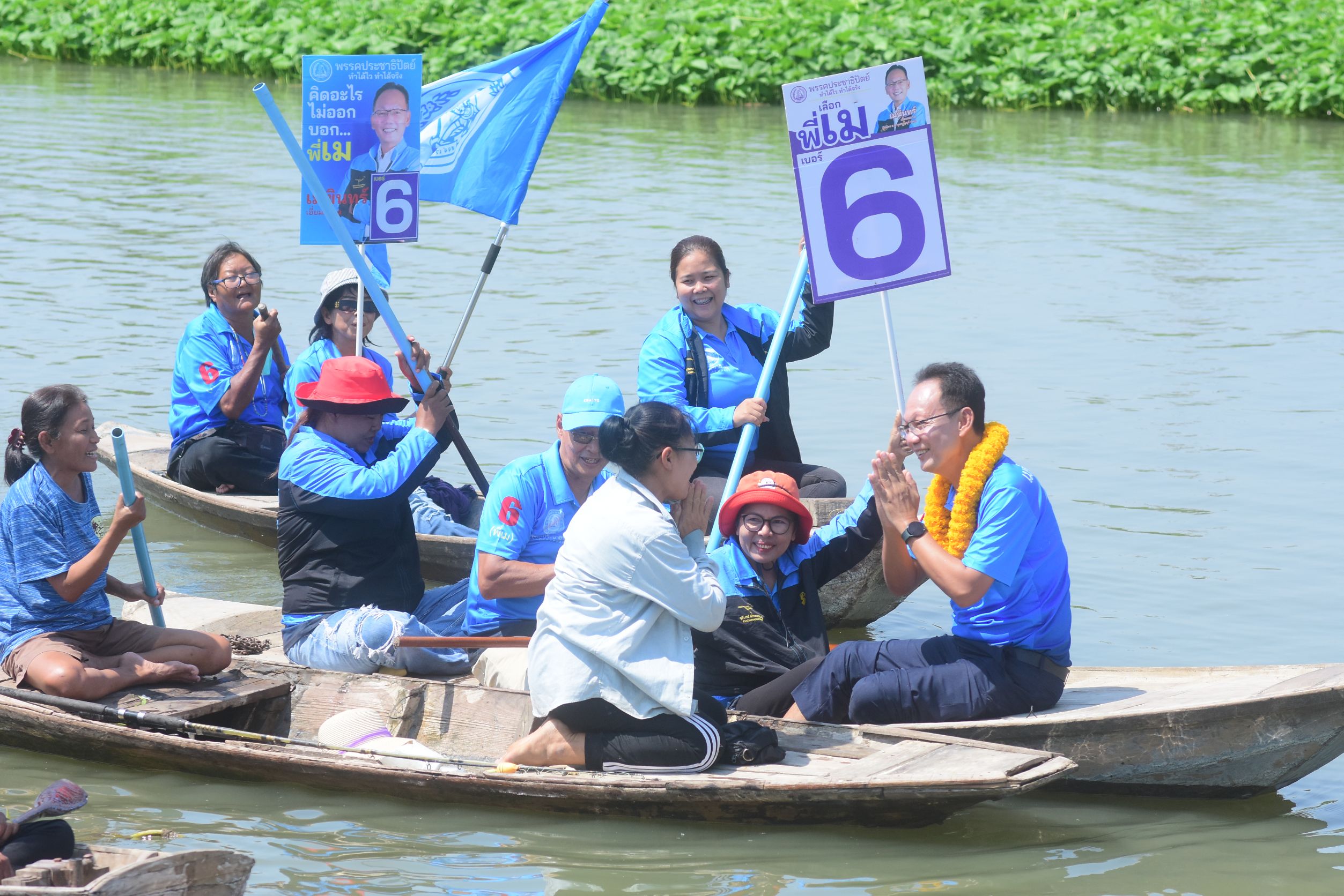 ‘เมฆินทร์’ ลงเรือลุยขอคะแนนประชาชนริมคลองสองพี่น้องโค้งสุดท้ายหาเสียง
