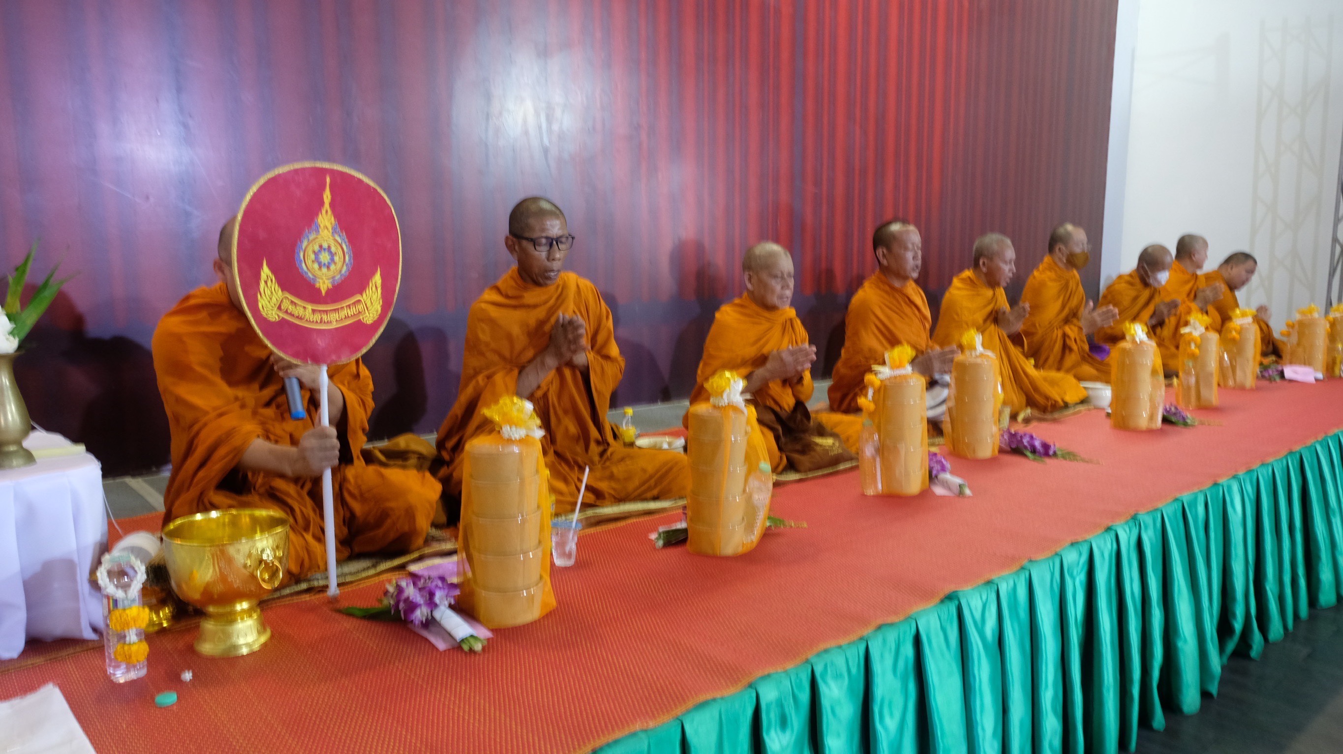 ตลาดน้ำสี่ภาคพัทยาร่วมทำบุญตักบาตรถวายเป็นพระราชกุศล 