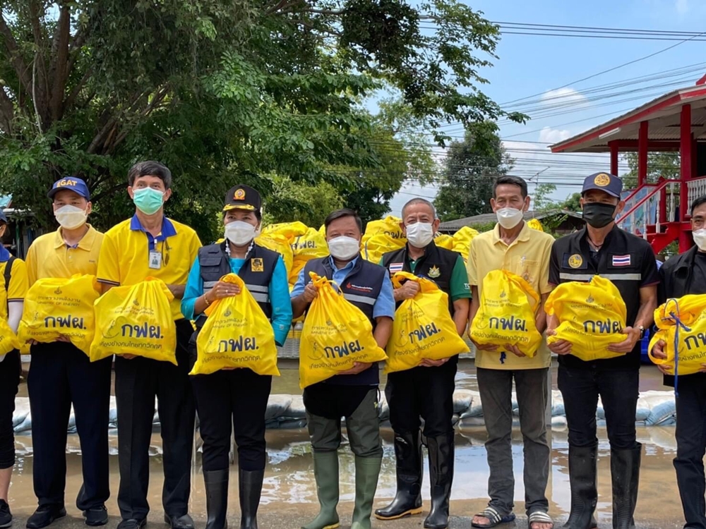 รอง ผวจ.อ่างทอง นำทีมมอบถุงยังชีพ กฟผ. ให้แก่ผู้ประสบอุทกภัยอำเภอป่าโมก