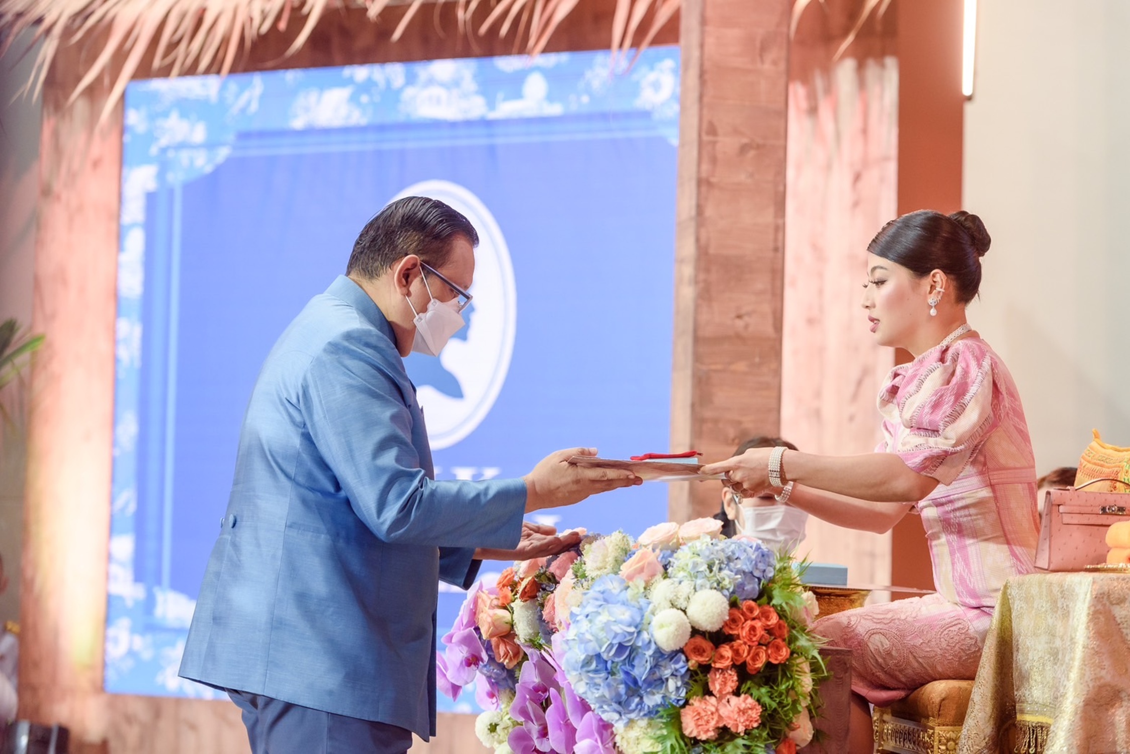 "เจ้าฟ้าสิริวัณณวรีฯ" เสด็จพระราชทานรางวัล ผู้ชนะการประกวดผ้าลายพระราชทาน  ในงานเทศกาลไหมไทย 2565