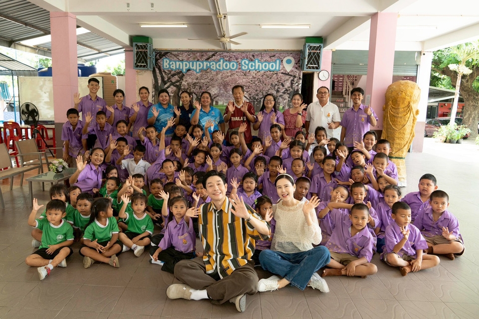 ‘รถกับข้าวบอยเจี๊ยบ’ เดินหน้าส่งต่อความสุข 'เจี๊ยบ–บอย' อิ่มใจช่วยน้องๆ โรงเรียนบ้านพุปะระดู่