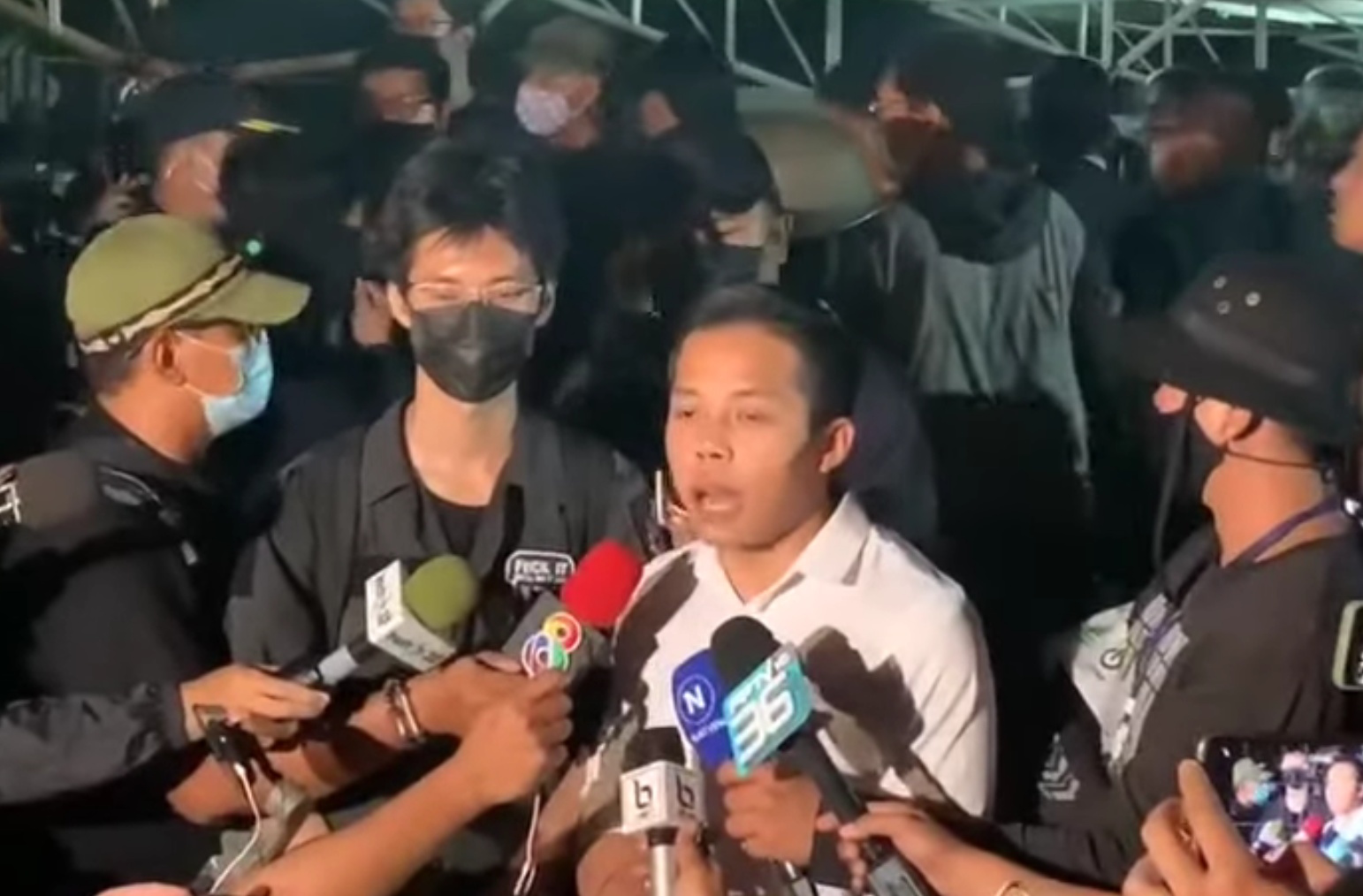 ปล่อยตัวแล้ว! '27 การ์ดวีโว่' ผู้ชุมนุม 'ม็อบ6มีนา' หน้าศาลอาญา