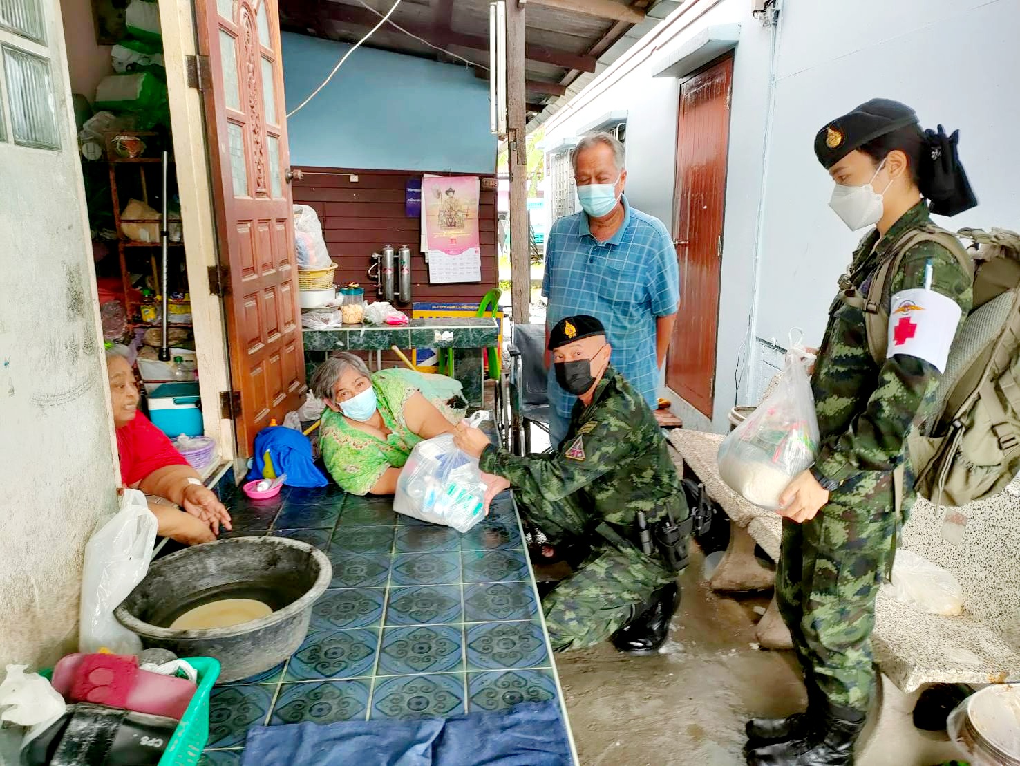 “กองทัพ” นำกำลังเร่งมือช่วยเหลือชุมชนเขตสะพานสูงสู้โควิด “พล.ท.สุวิทย์” เชื่ออีกไม่นานสถานการณ์ดีขึ้นแน่ 