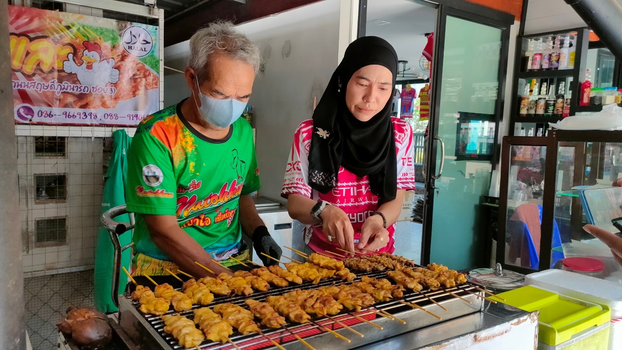 สตูลจัดเมนูไส้ไก่ย่างกอและโบราณเป็นเมนูยอดฮิตช่วงละศีลอดขายดีวันละ 200-250 ไม้  
