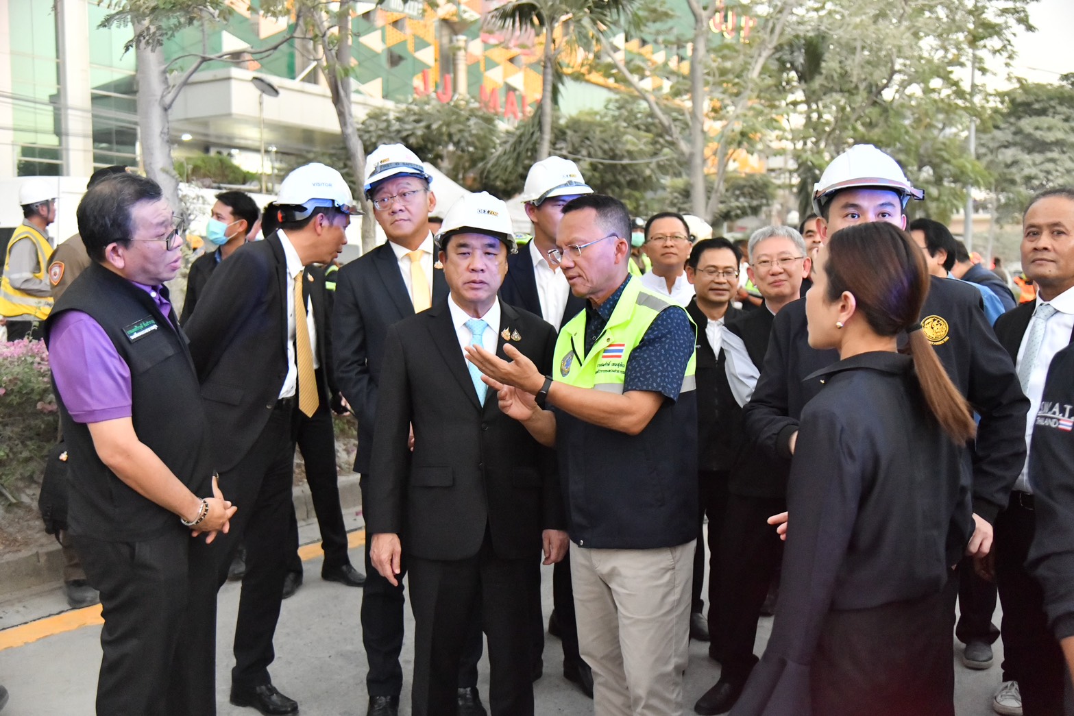 “สุริยะ” ลงพื้นที่เกิดเหตุตึกสตง.ถล่ม หลังเกิดแผ่นดินไหว สั่งการรฟท. ตรวจสอบ-เร่งสำรวจทุกโครงสร้างทั่วปท.