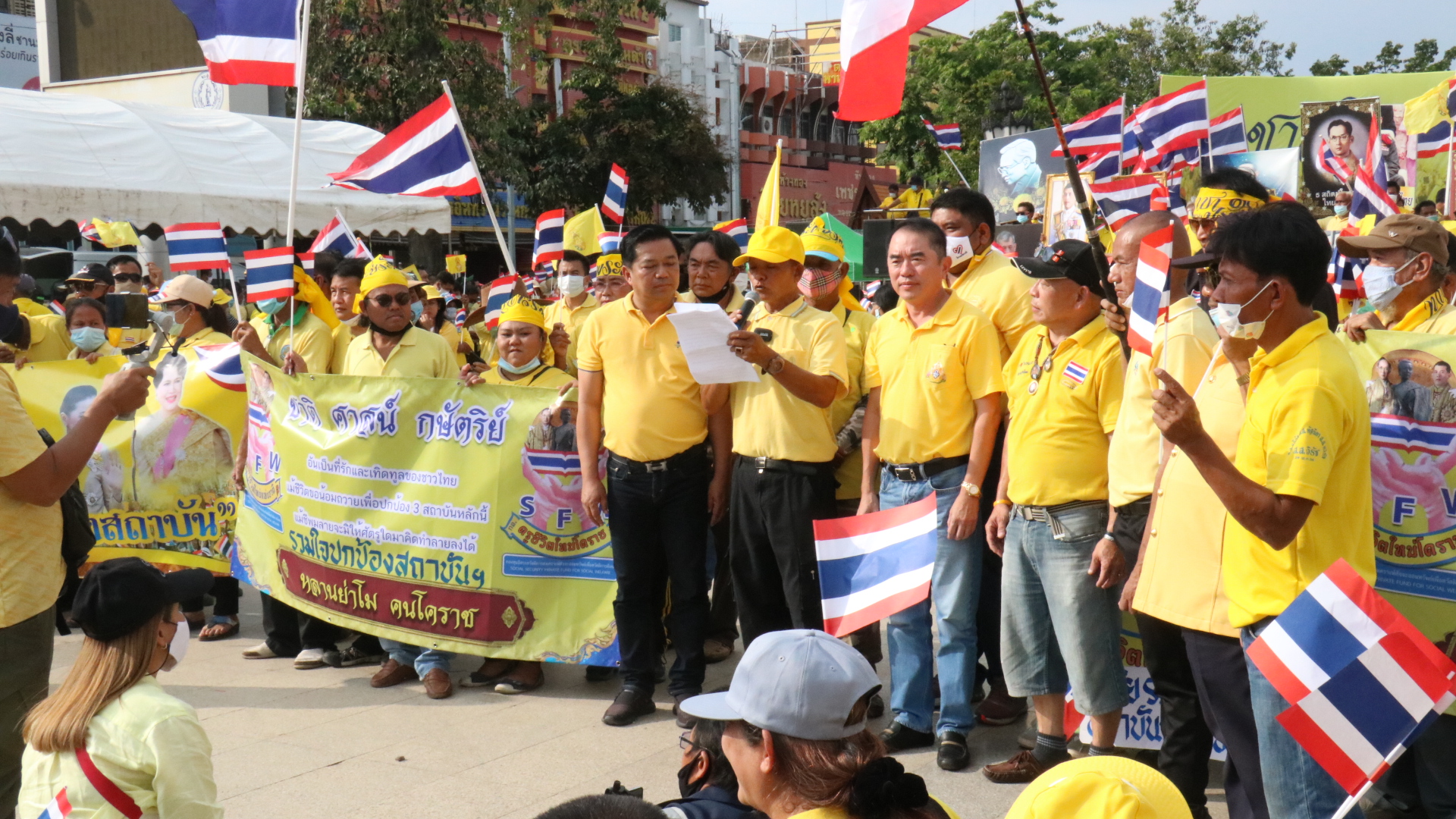 "หมอวรงค์" นำชาวโคราชสำแดงพลังปกป้องสถาบันเต็มลานย่าโม จี้ให้หยุดจาบจ้วง 