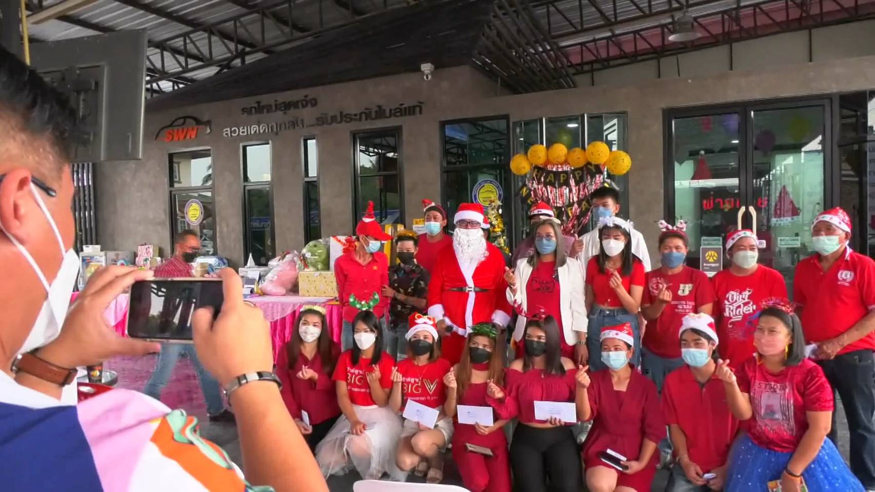 สีสัน ควันหลง บรรยากาศ วันคริสต์มาส นายจ้างขายรถยนต์มือ 2 จัดสันทนาการ แจกโบนัส พนักงาน ชื่นมื่น