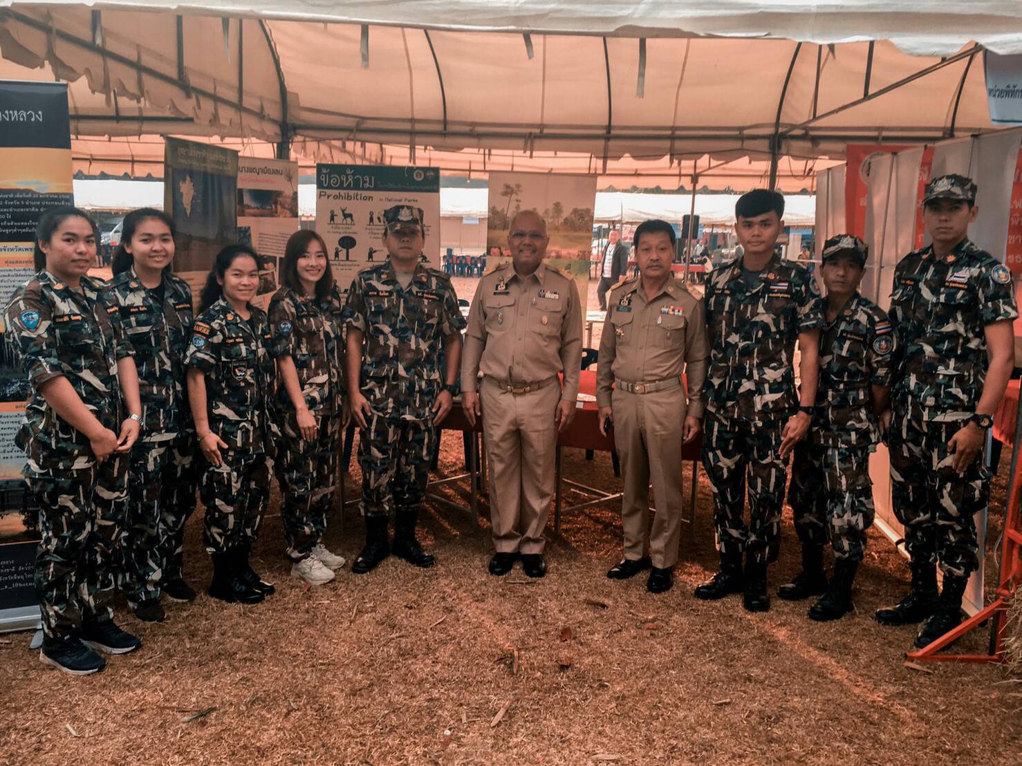 หัวหน้า อช.ทุ่งแสลงหลวง   ร่วมกิจกรรม "หน่วยบำบัดทุกข์ บำรุงสุข" รณรงค์การงดใช้ถุงพลาสติกหูหิ้วและกล่องโฟม 