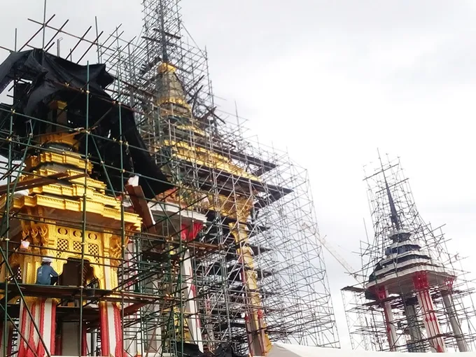 พระเมรุมาศงามวิจิตรตกแต่งสีทอง