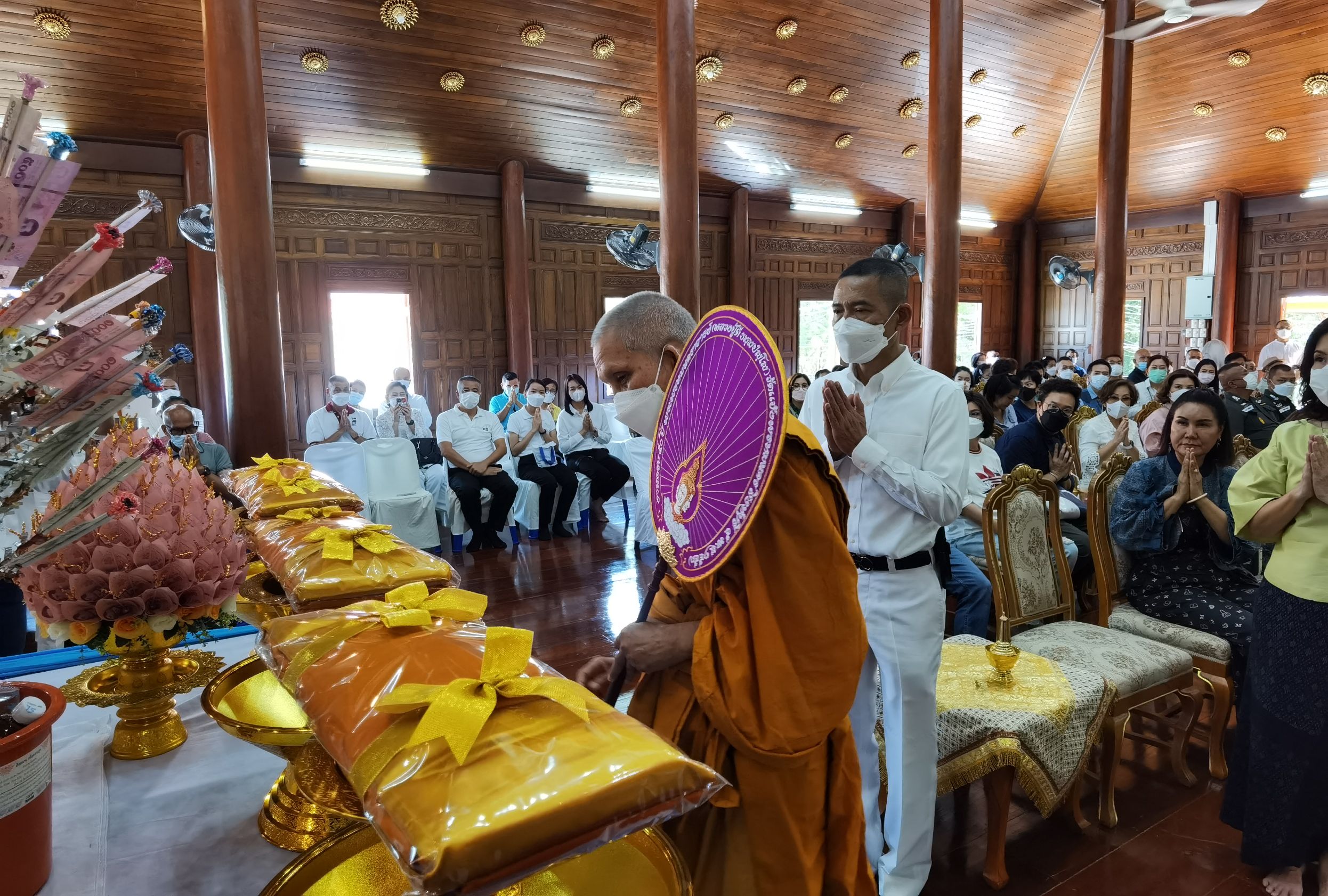 ผู้ช่วยผู้บัญชาการตำรวจแห่งชาติพร้อมคณะทอดผ้าป่าสามัคคีวัดแจ้งพรหมนคร สิงห์บุรี